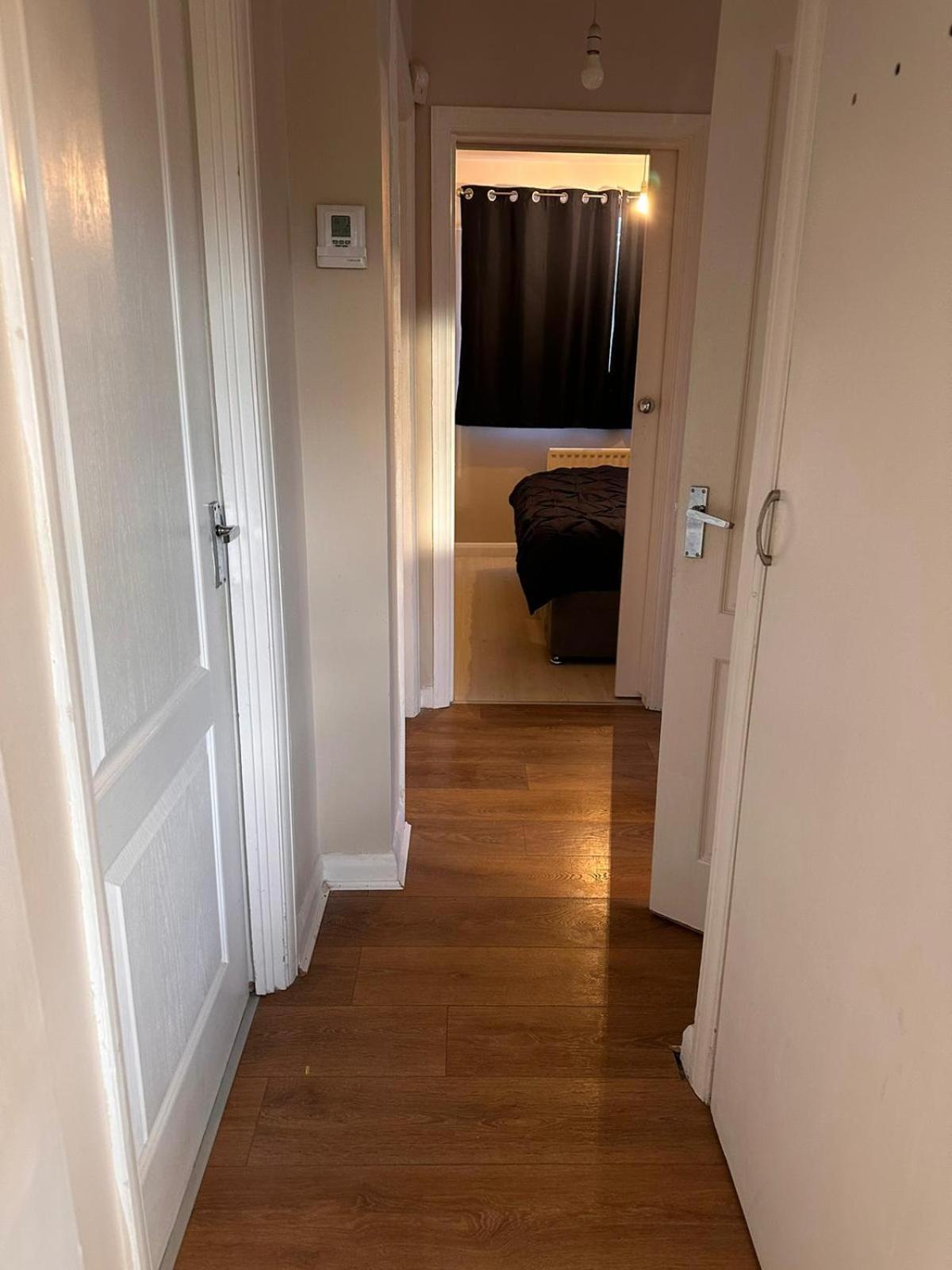 Letzi - Modern 2 Bedroom Near Heathrow
