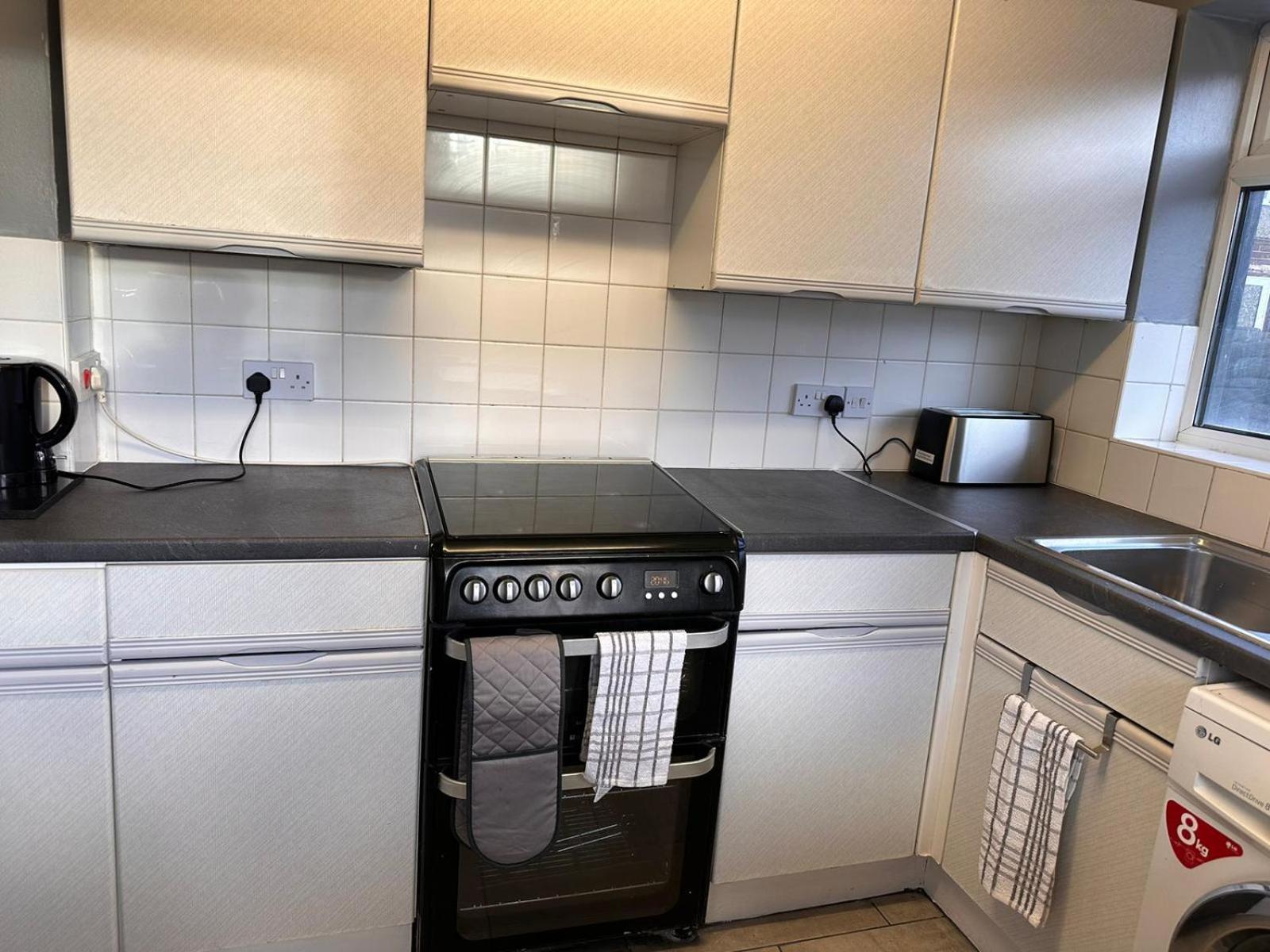 Letzi - Modern 2 Bedroom Near Heathrow * Hillingdon